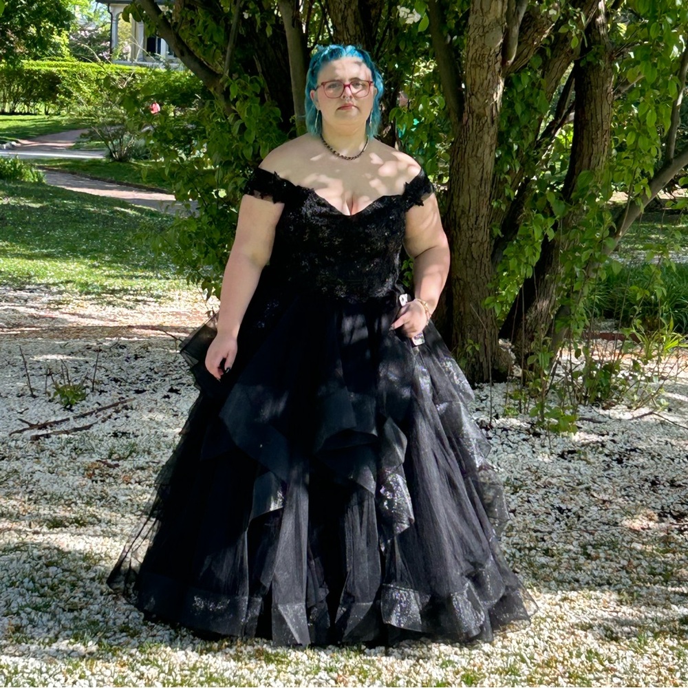 Ellie Wilde prom dress - Picture 4 of 8